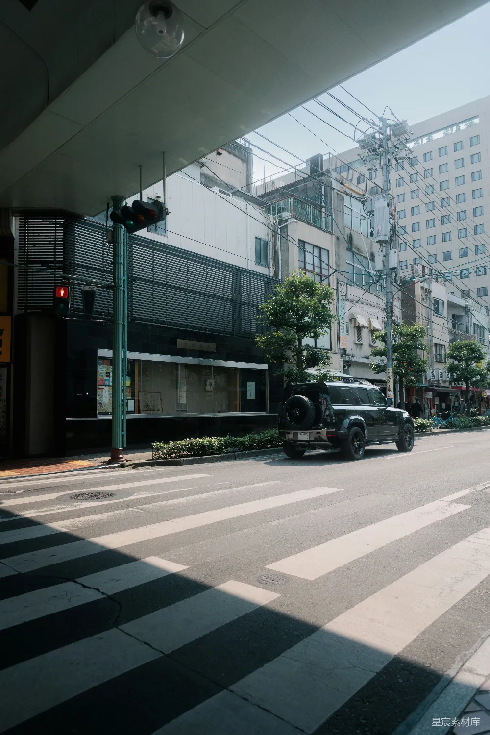 高清摄影  一辆黑色的汽车驶过城市街道。