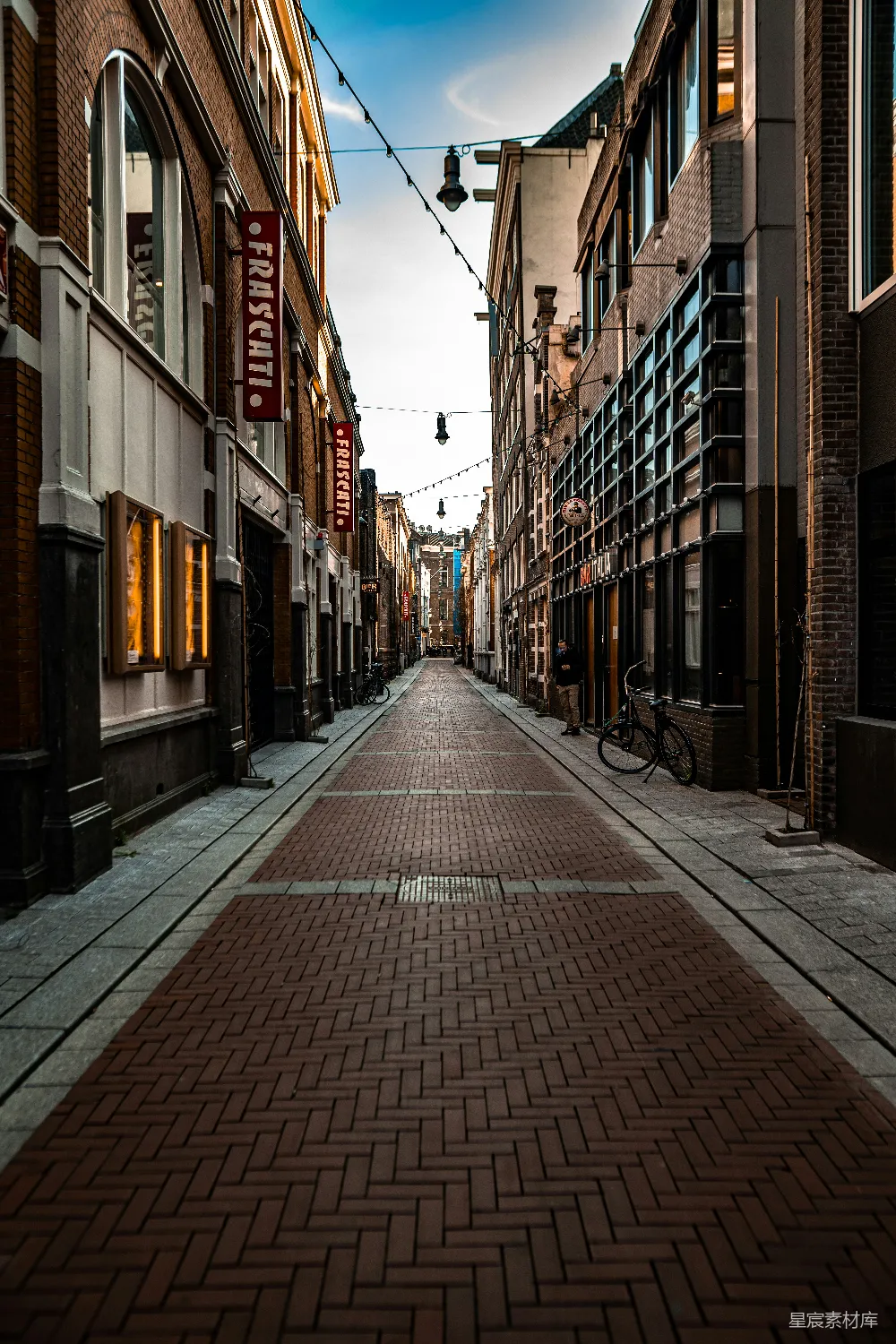 高清摄影  棕色砖砌的小路在白天穿过棕色砖砌的建筑物之间。