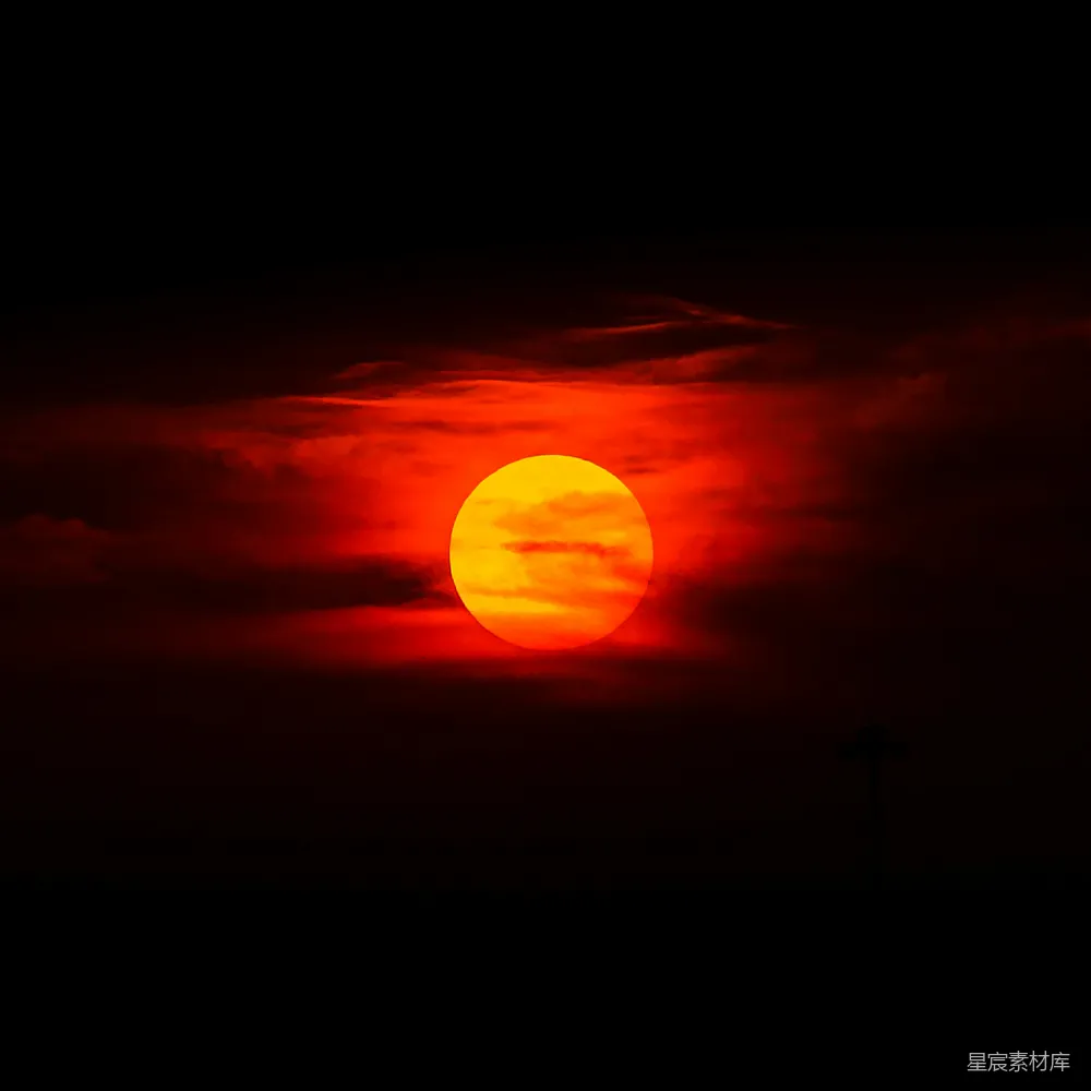 夕阳映照在云层之上