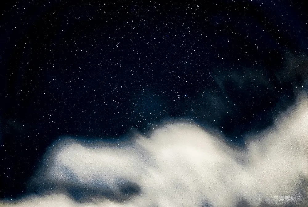 黑白照片上的云和星星