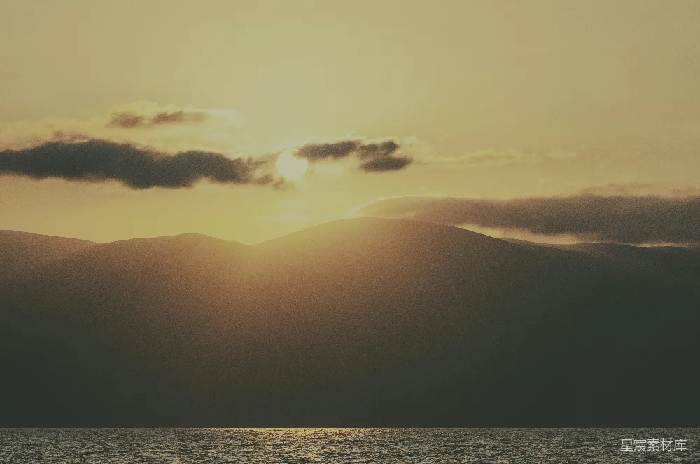 山海间的夕阳。