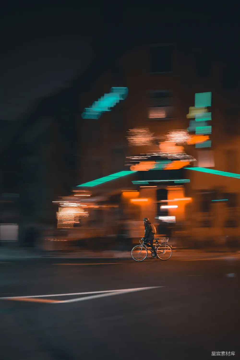高清摄影 自然 实验性 壁纸 夜间在道路上骑自行车的男人