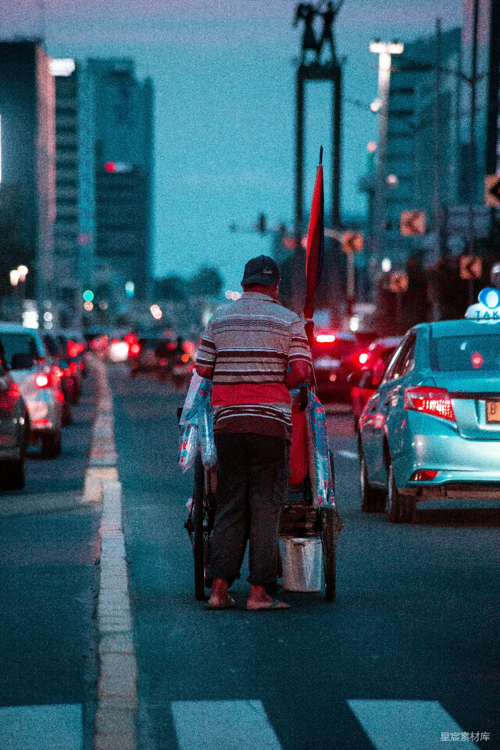 高清摄影  一个穿黑色夹克的男人在白天的路上骑自行车。