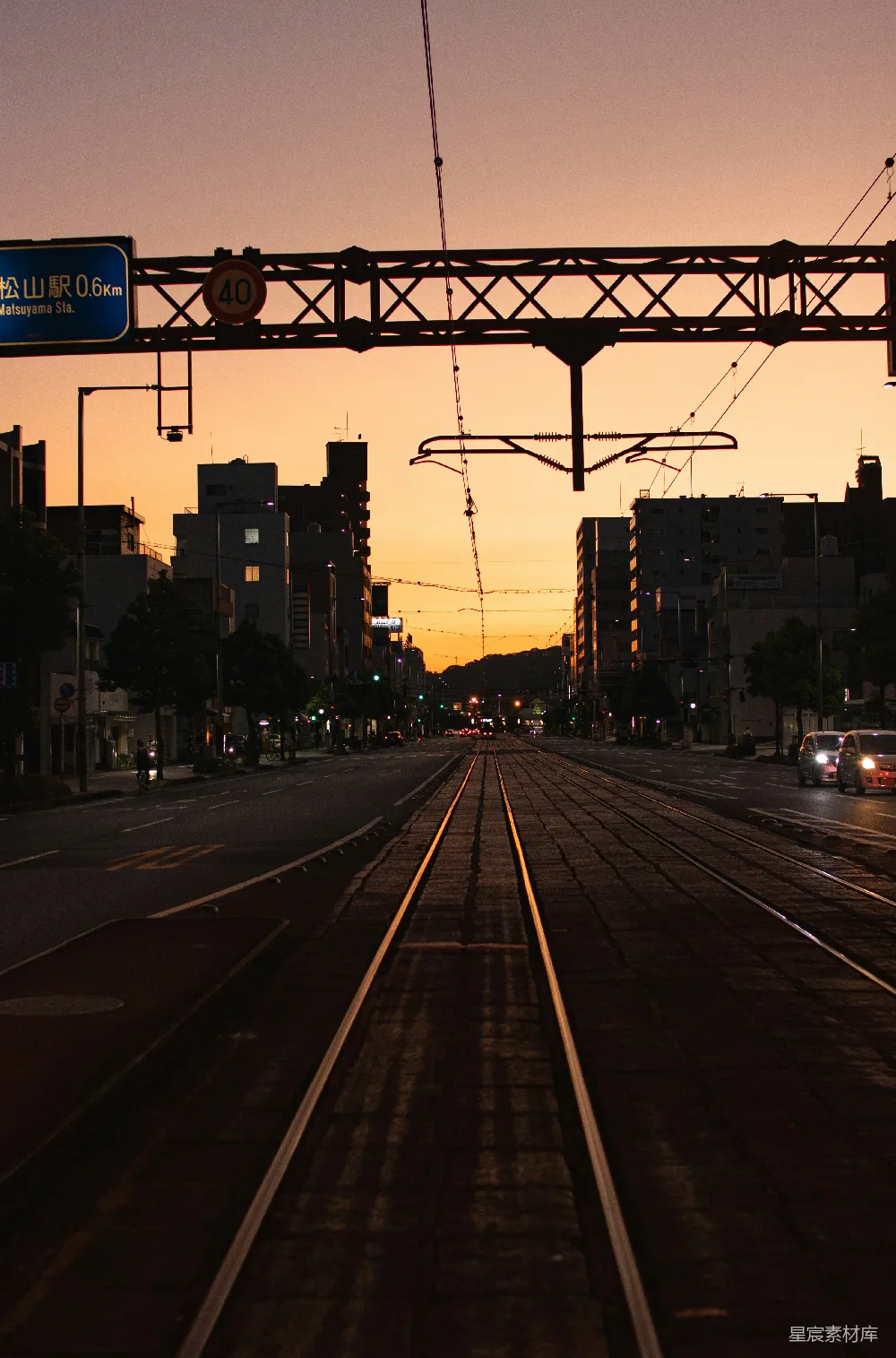 高清摄影  一条穿过城市的火车轨道在夕阳下