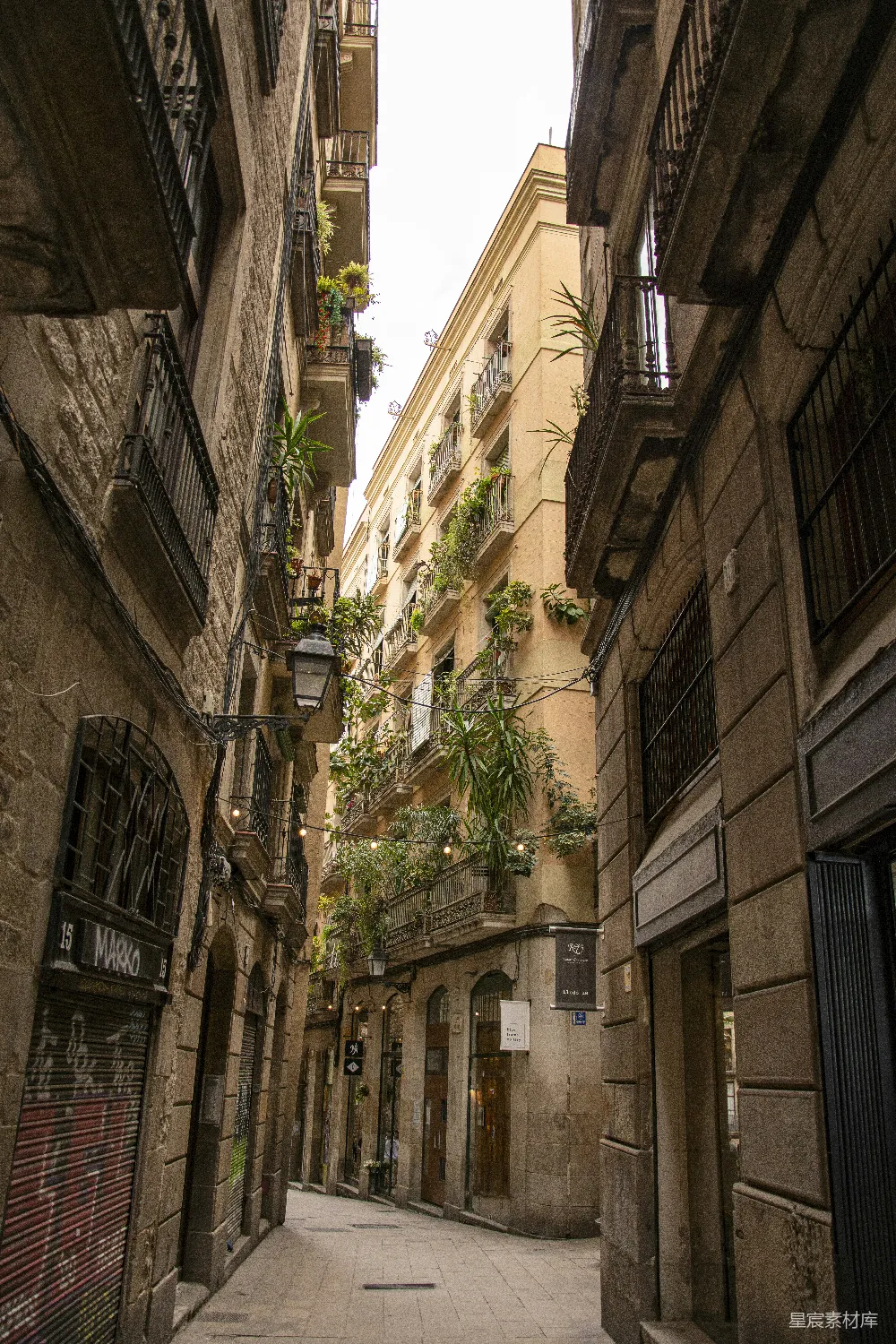高清摄影  一条狭窄的城市街道，有几栋建筑物。