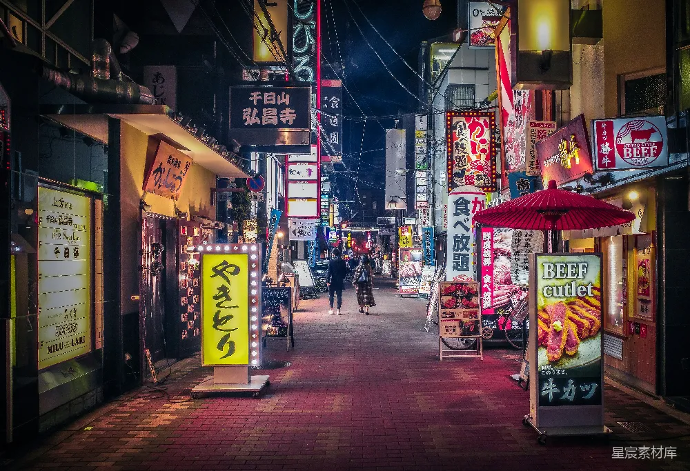 高清摄影  一条充满霓虹灯招牌的城市街道
