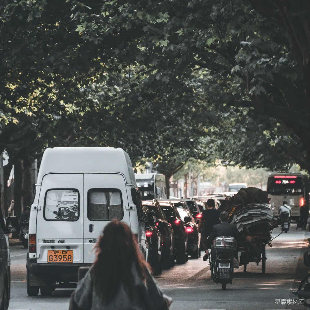 高清摄影  白天街上行走的人们