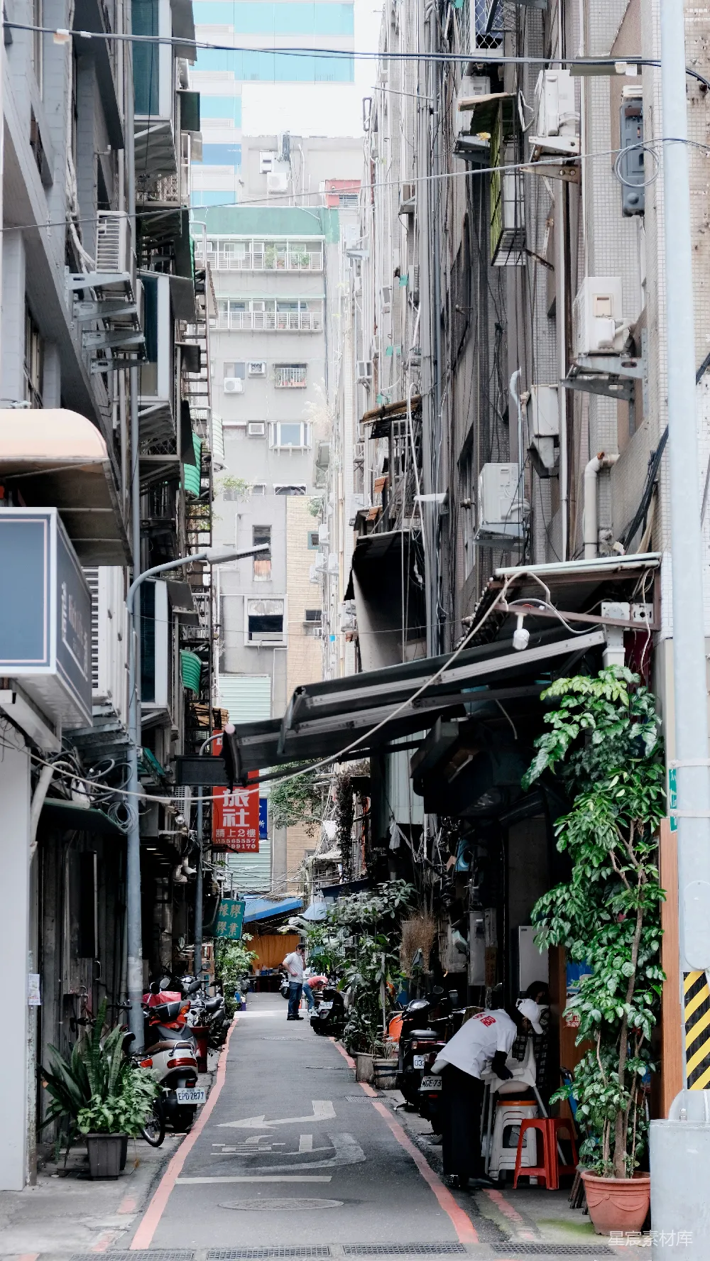 高清摄影  一条狭窄的城市街道，两旁是高楼大厦。