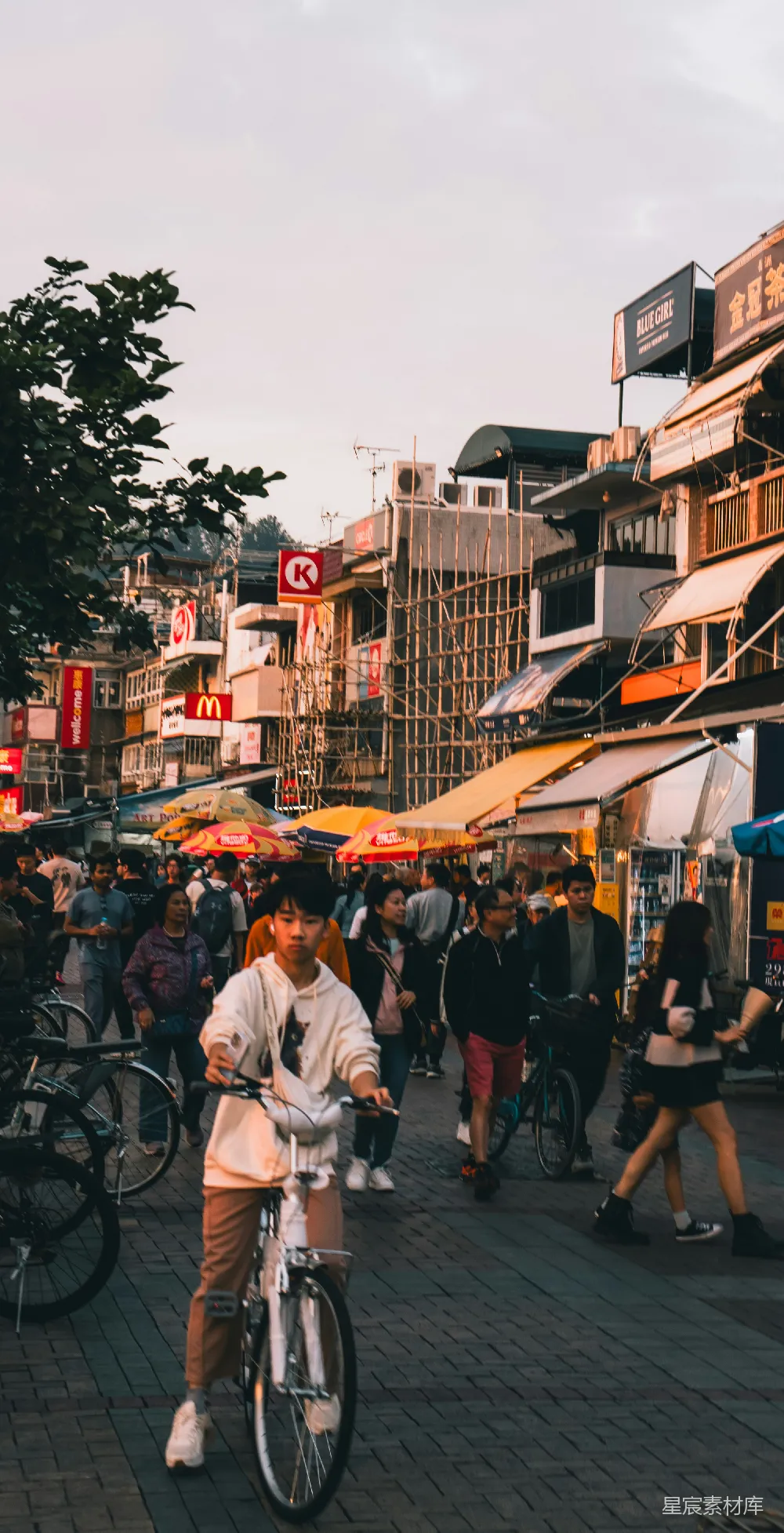 高清摄影  黄昏时分，人潮拥挤的街道和商店林立。