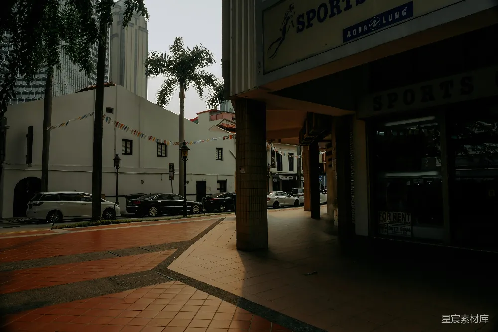 高清摄影  一条城市街道，路边停着汽车。
