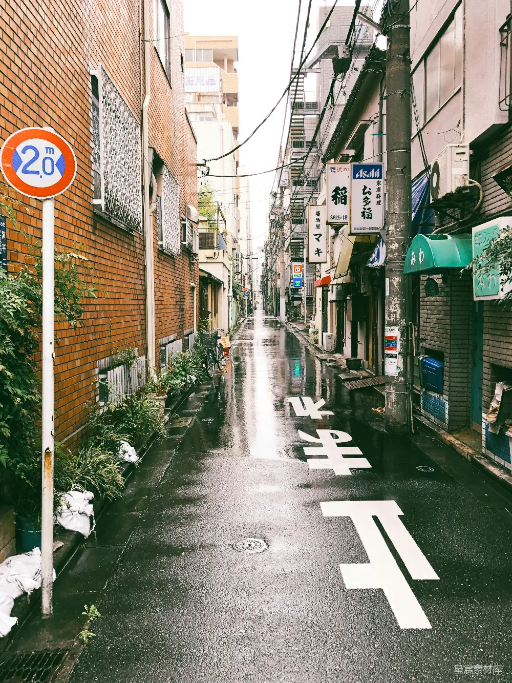 高清摄影  一条狭窄的街道，街道一侧有一个标志。