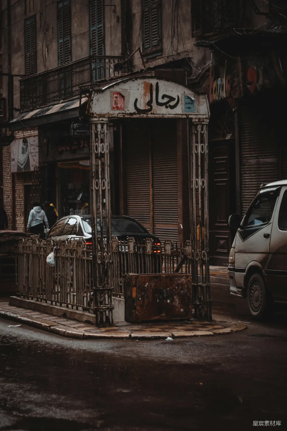 高清摄影  一辆车停在建筑物前的雨天。