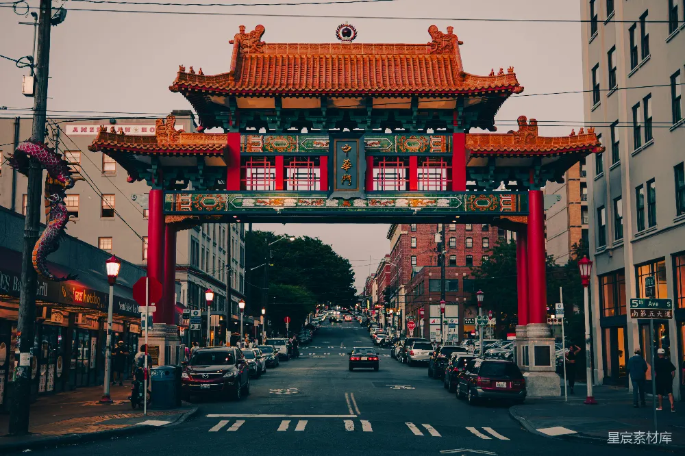 高清摄影 旅行 壁纸 一条街道上有一扇红色的门和几辆汽车。