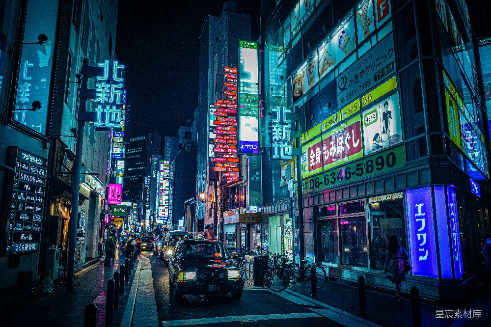 高清摄影  夜晚时分，高楼大厦之间道路上行驶的汽车。