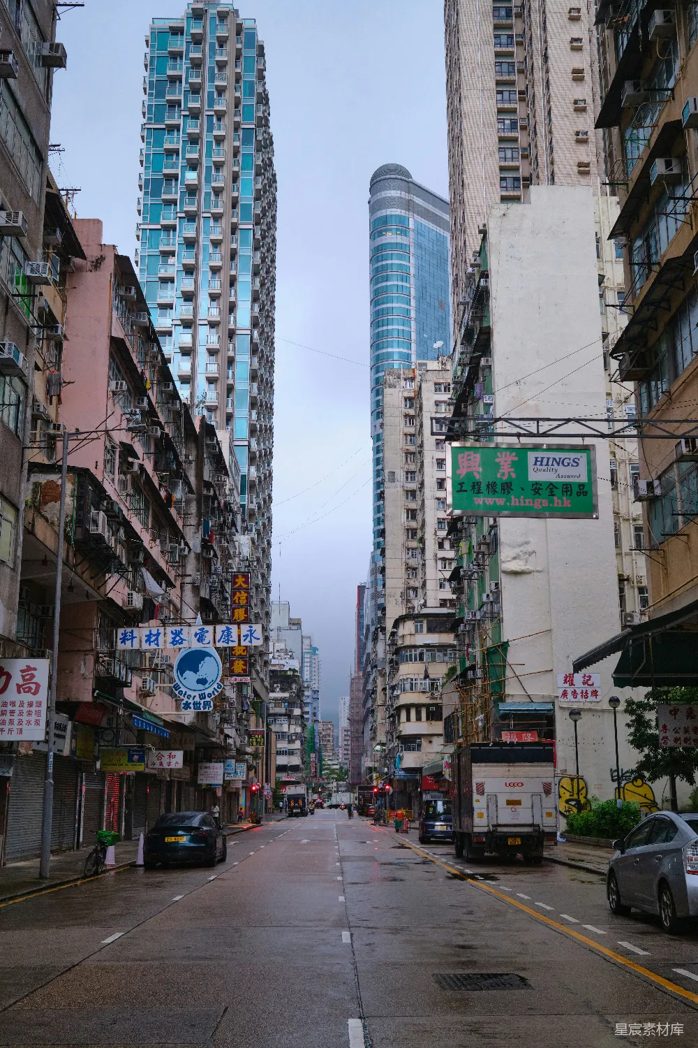 高清摄影  一条城市街道，背景中有高大的建筑物。