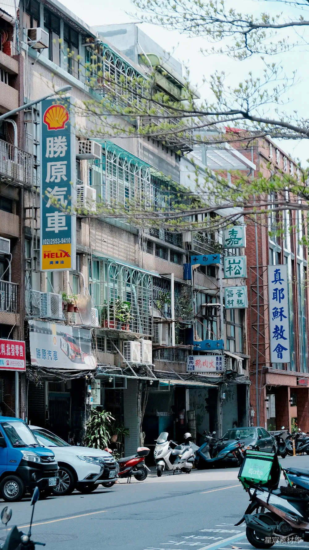 高清摄影  一条充满高楼大厦的城市街道