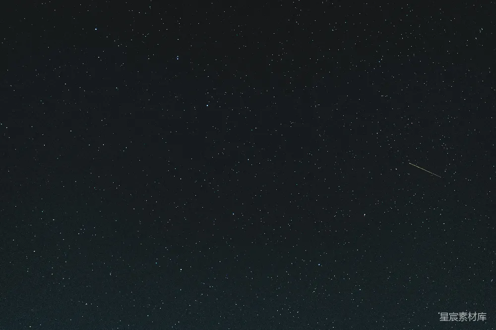 夜空满是星星，远处有一架飞机。