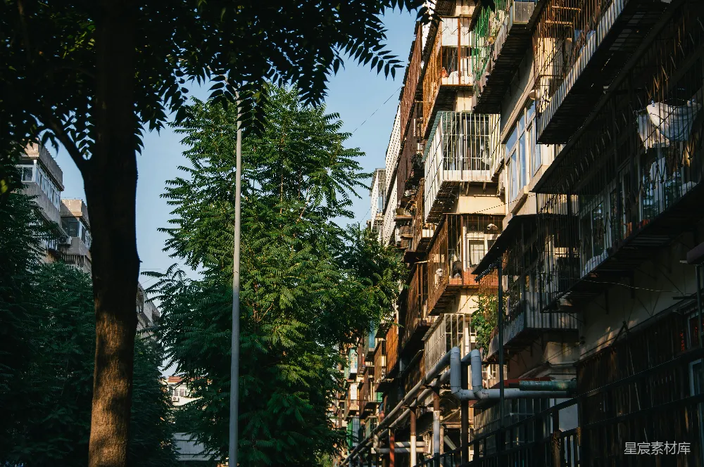 高清摄影  一条城市街道，两边都是高楼大厦。