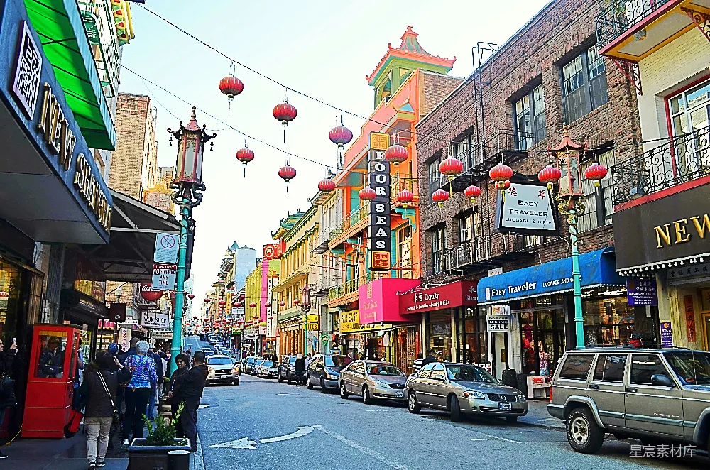 高清摄影  一条街道上挤满了许多高楼建筑。
