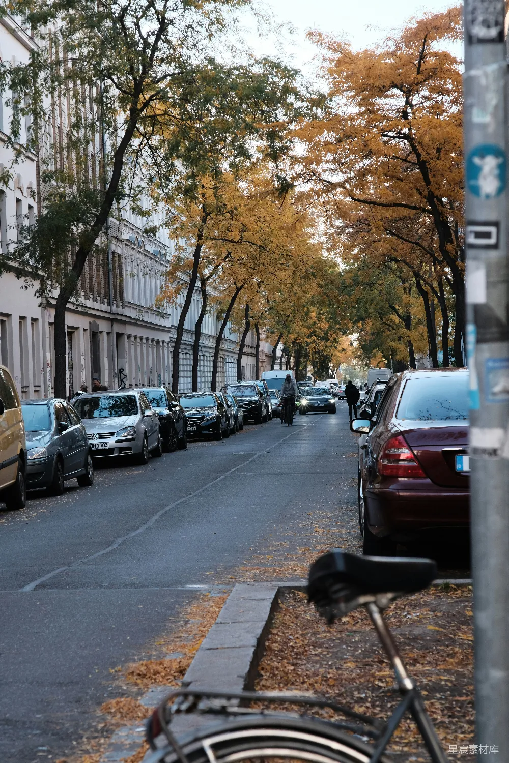 高清摄影  一条街道，两旁停满了汽车。