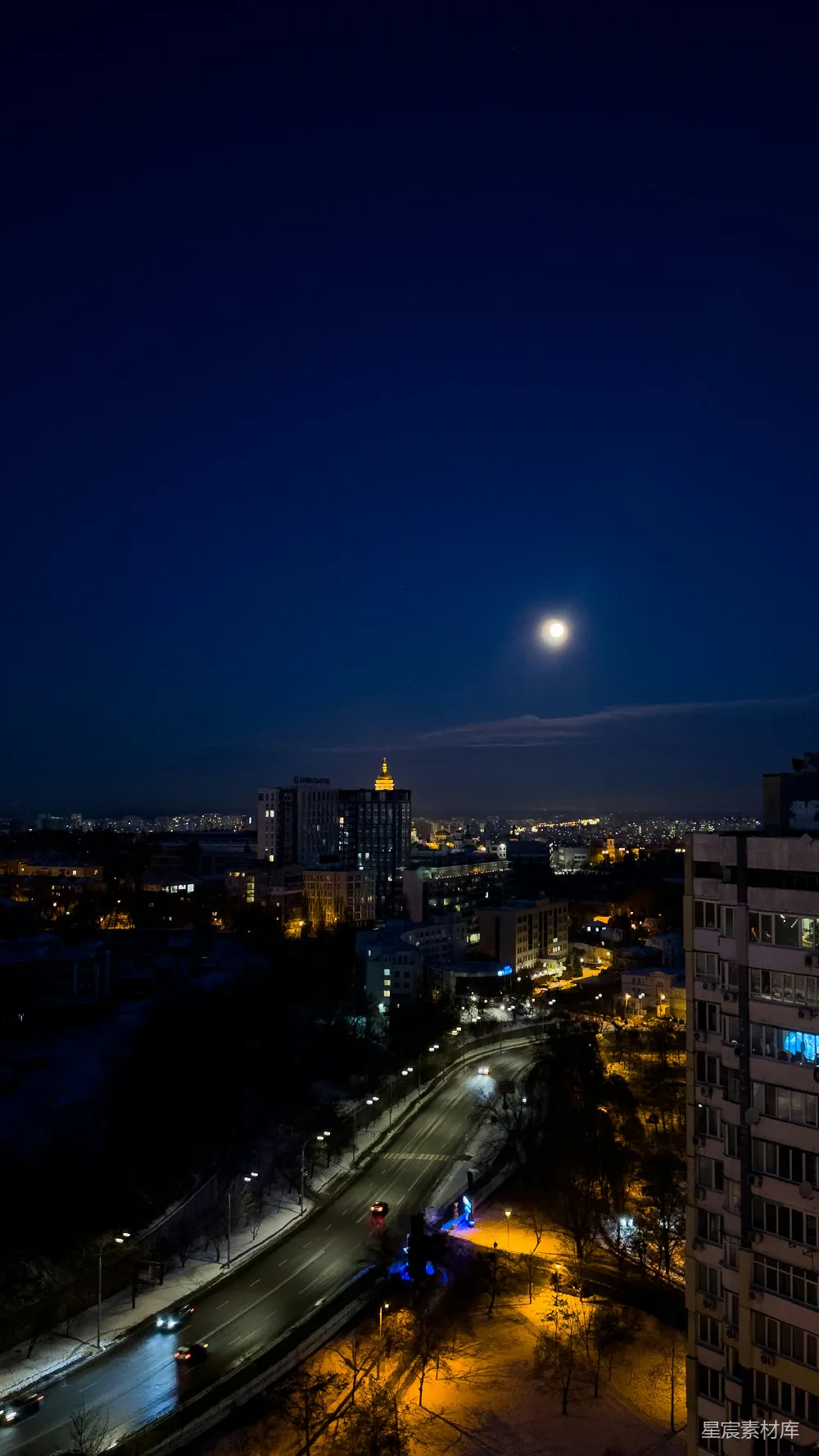 夜晚的城市景色，月光和街灯交织
