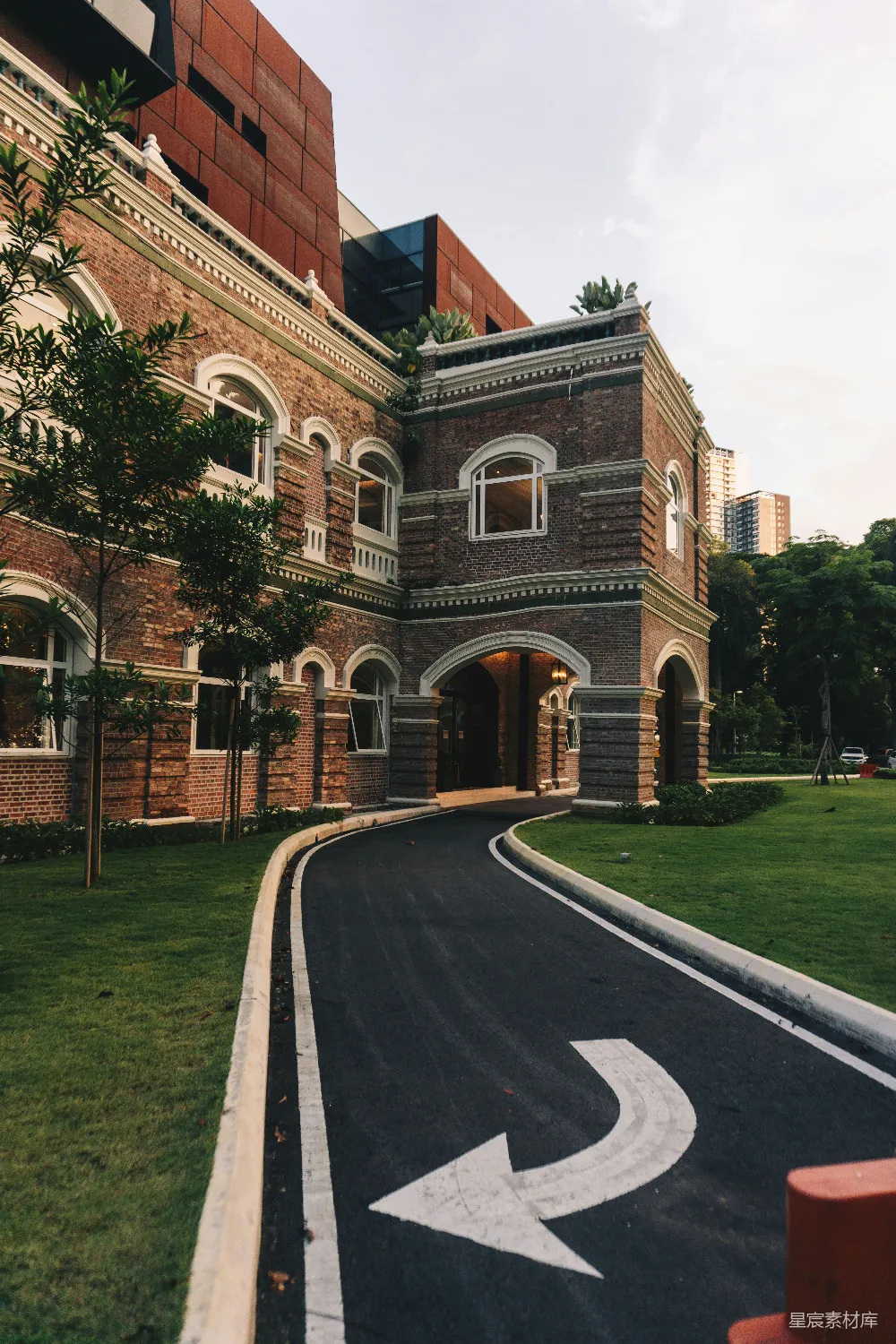 高清摄影  一条箭形标记画在建筑前的道路上。