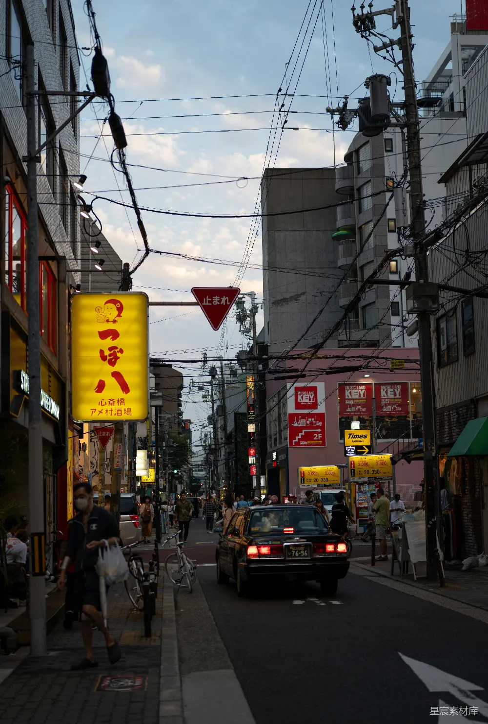 高清摄影 旅行 繁忙的城市街道，车辆和行人穿梭其间。