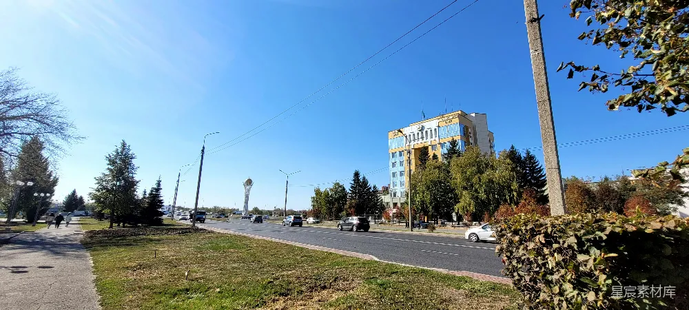 高清摄影  一条城市街道，背景中有一座高楼。