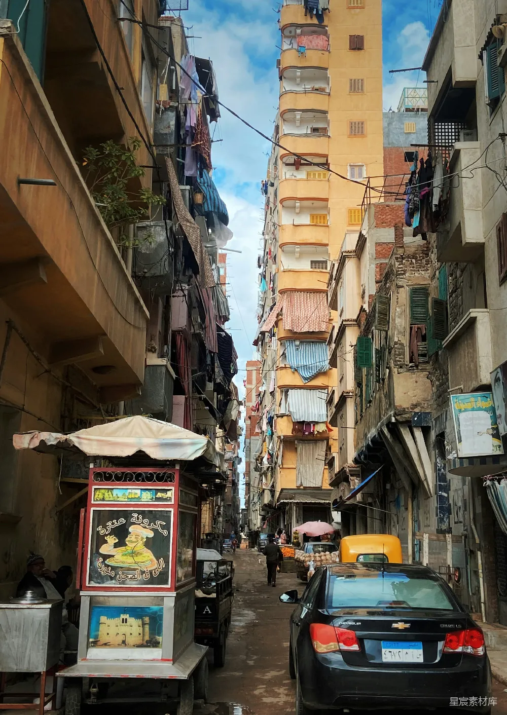 高清摄影  一条街道，两旁矗立着许多高楼大厦。