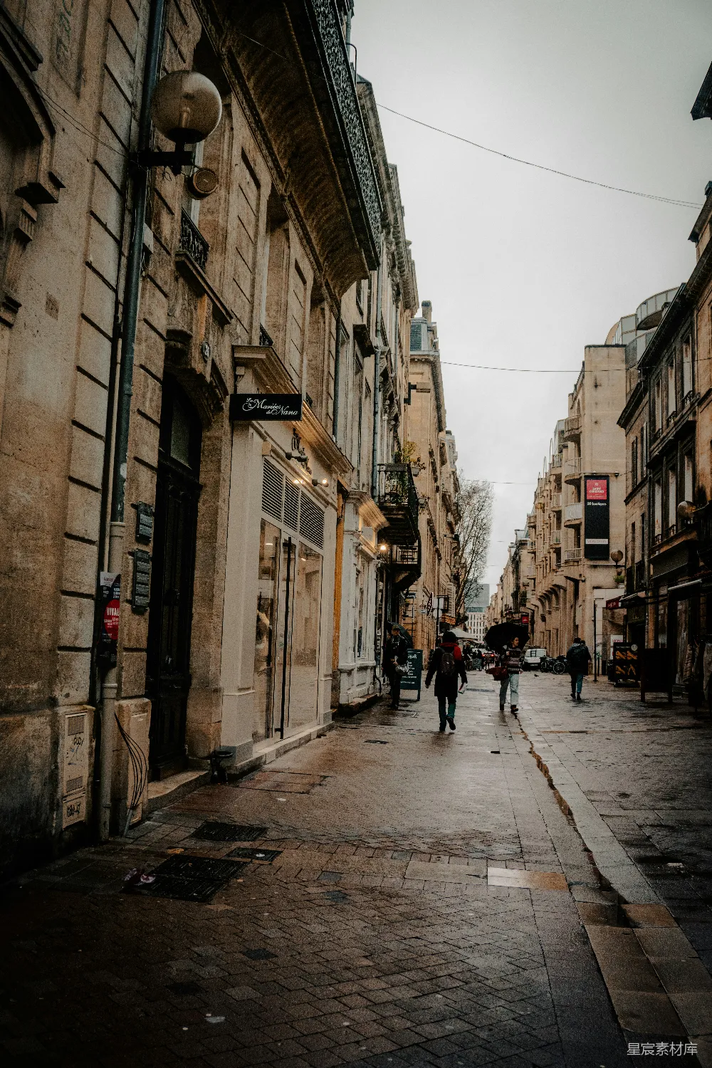 高清摄影 壁纸 一条狭窄的城市街道，人们在上面行走。
