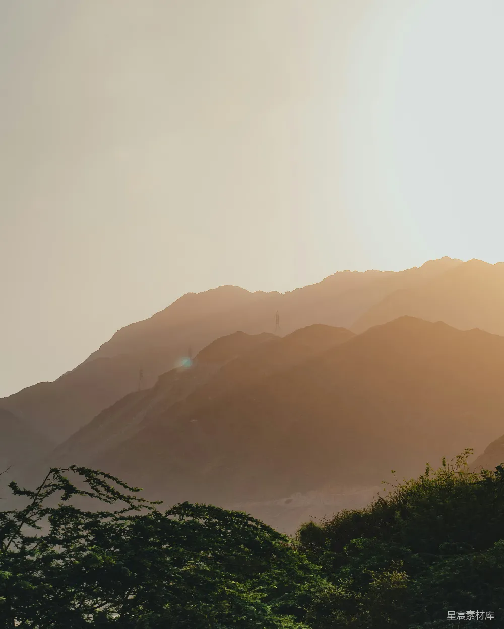 远处的山峦在夕阳的映照下逐渐隐没于天际。