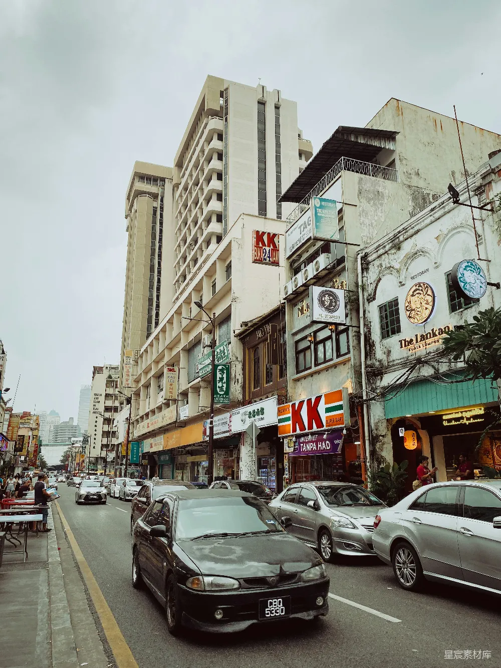 高清摄影  一条街道上，高楼大厦林立。