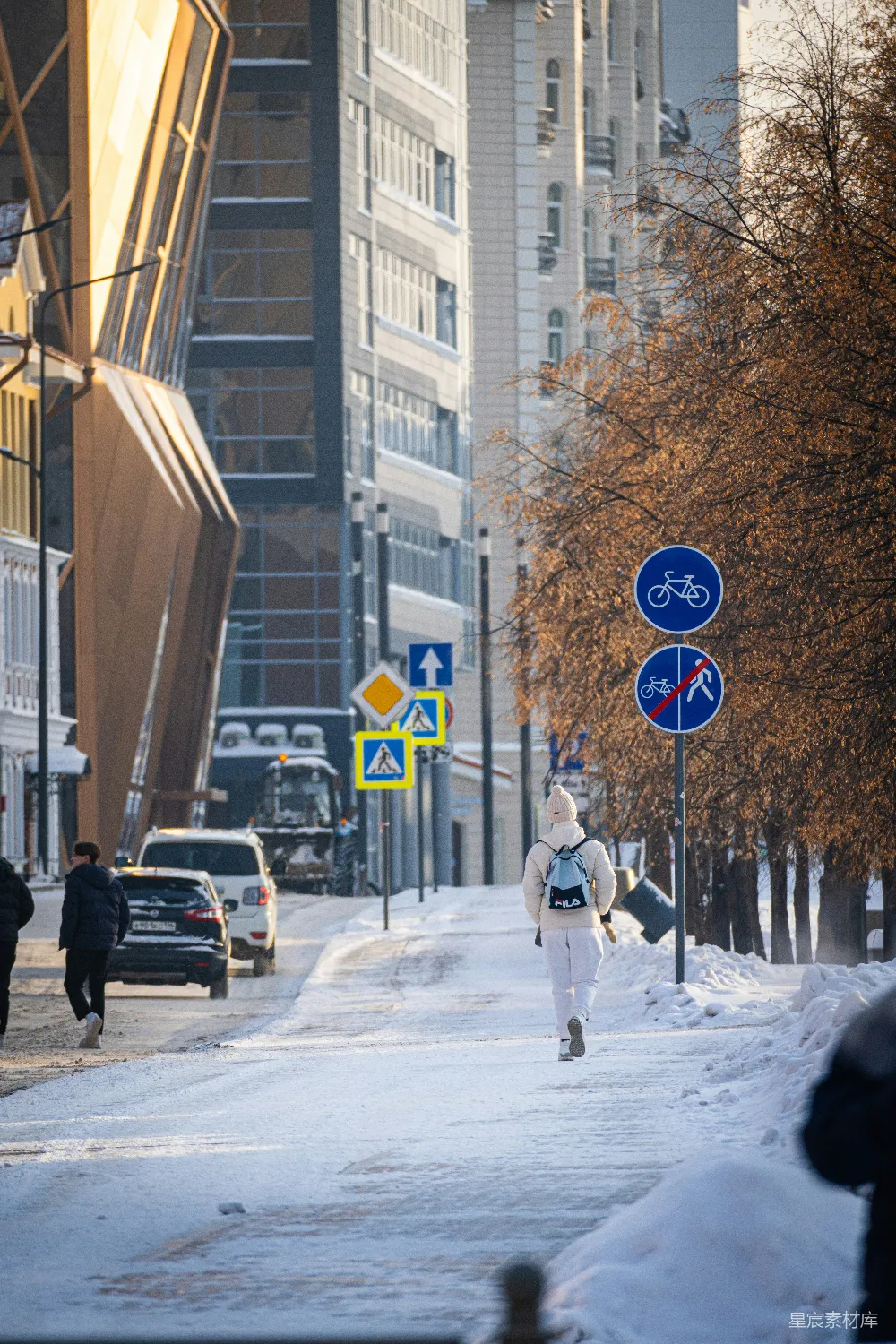 高清摄影 人物 一个女人在积雪覆盖的街道上行走
