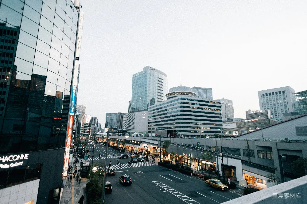 高清摄影  现代城市景观，繁忙的街道和高大的建筑群