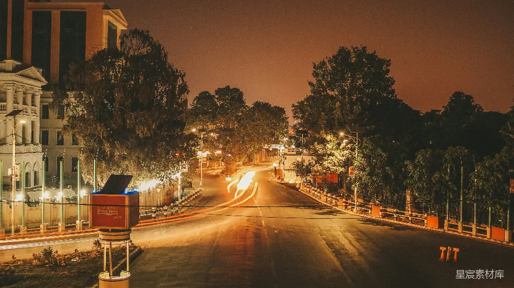 高清摄影  夜晚的城市街道，车流中闪烁的交通灯。