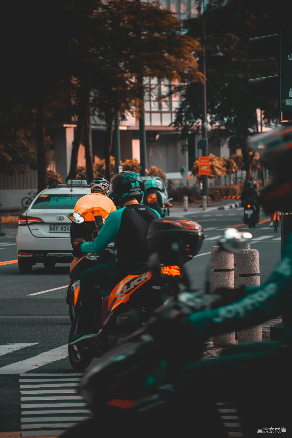 高清摄影  一群摩托车手沿着街道骑行。