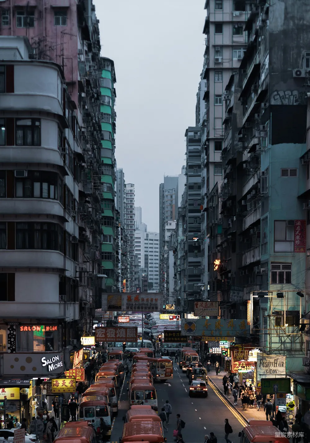 高清摄影  路上的汽车靠近建筑物。