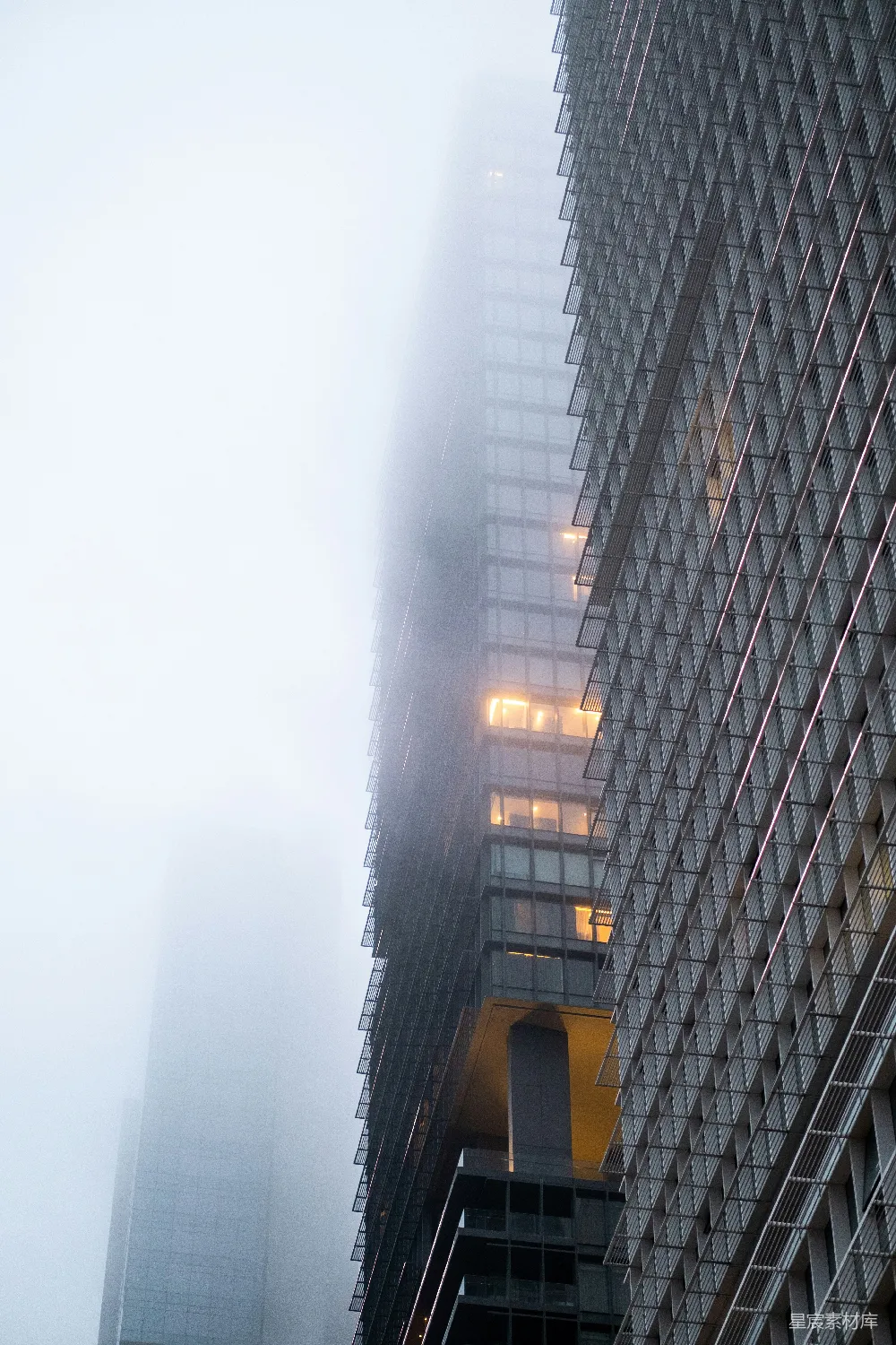 一栋有很多窗户的高大建筑物
