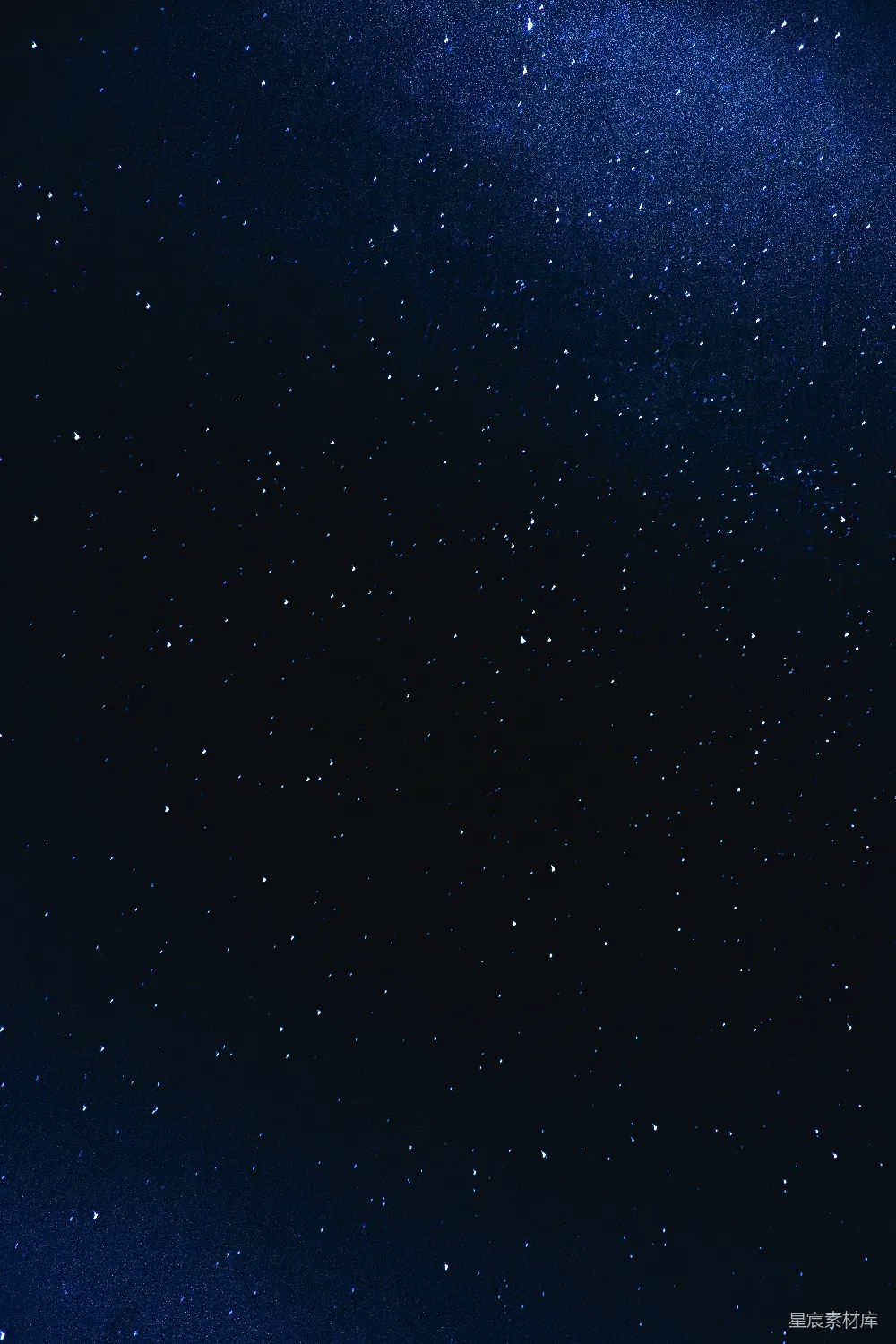 夜空中有星星，前景中有一架飞机。