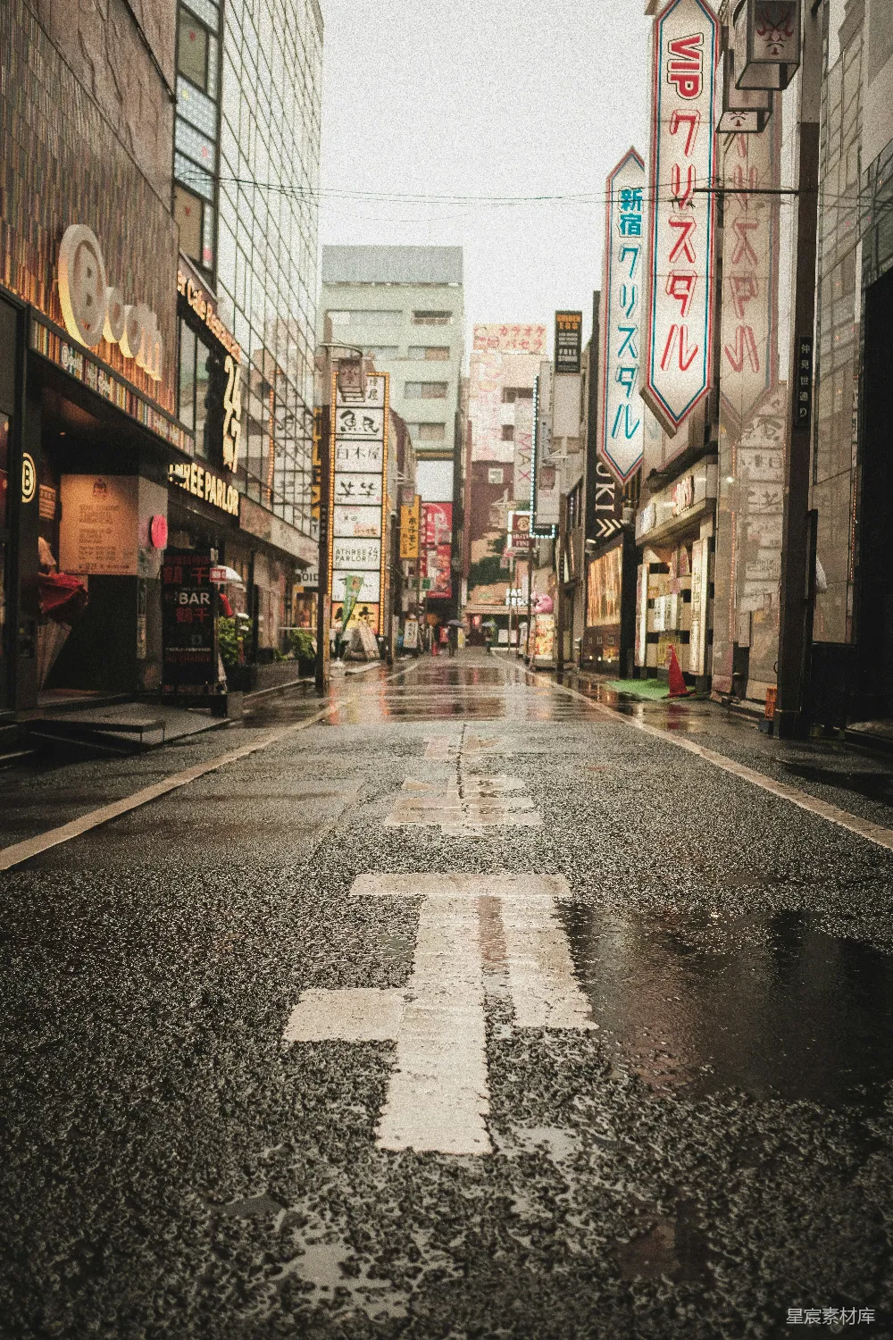 高清摄影  一条城市街道，路中间画有十字图案