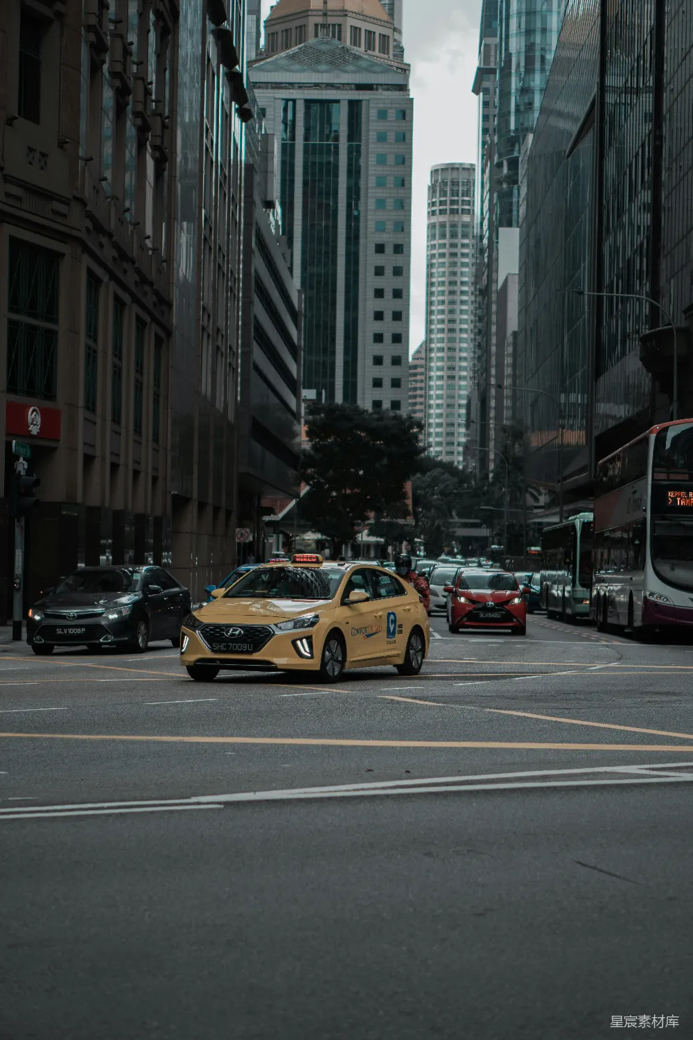 高清摄影  白天街道上的黄色出租车