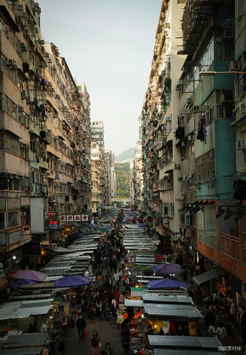 高清摄影  繁华的街边市场，高楼大厦之间。