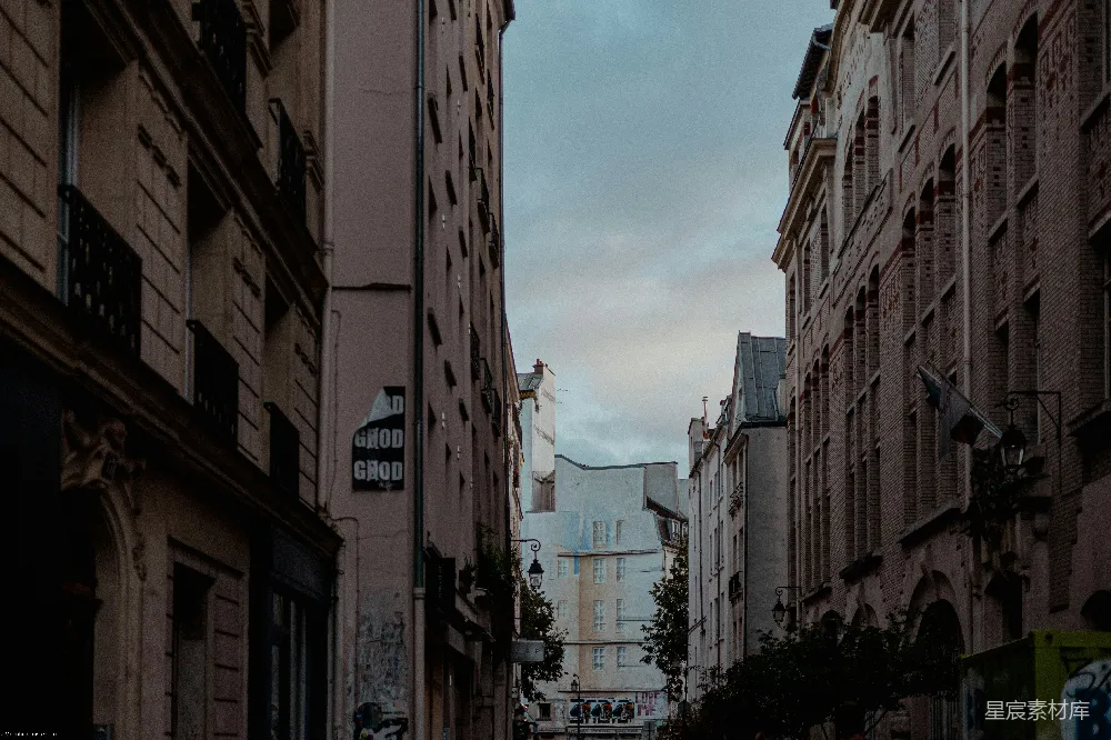 高清摄影  一条狭窄的城市街道，两旁是高大的建筑。
