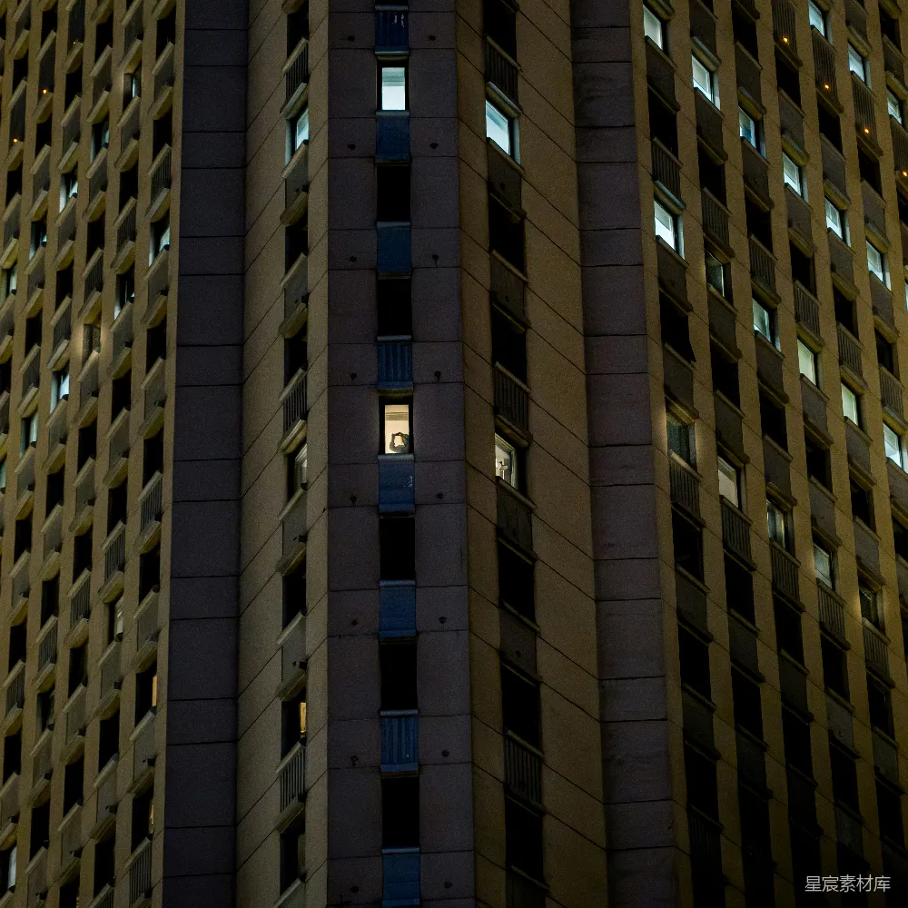 夜晚灯火辉煌的高楼大厦