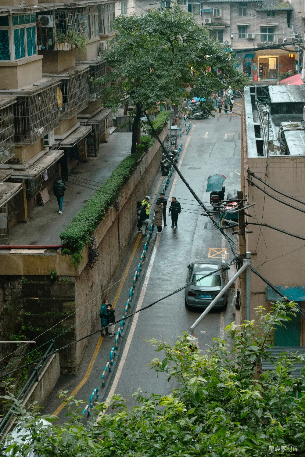 高清摄影 电影 旅行 自然 几个人在雨淋淋的街道上行走。