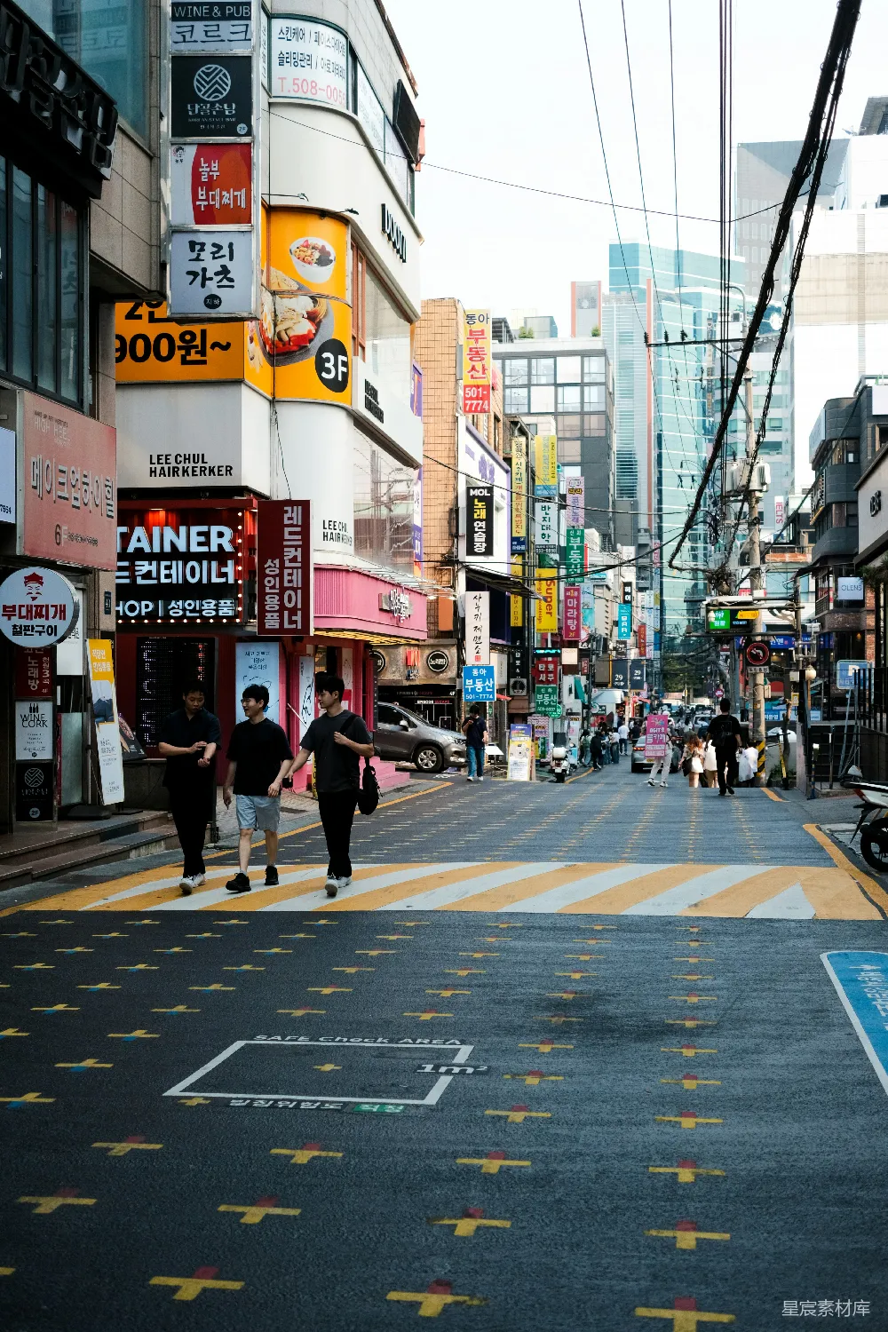 高清摄影 旅行 一条充满高大建筑物的城市街道