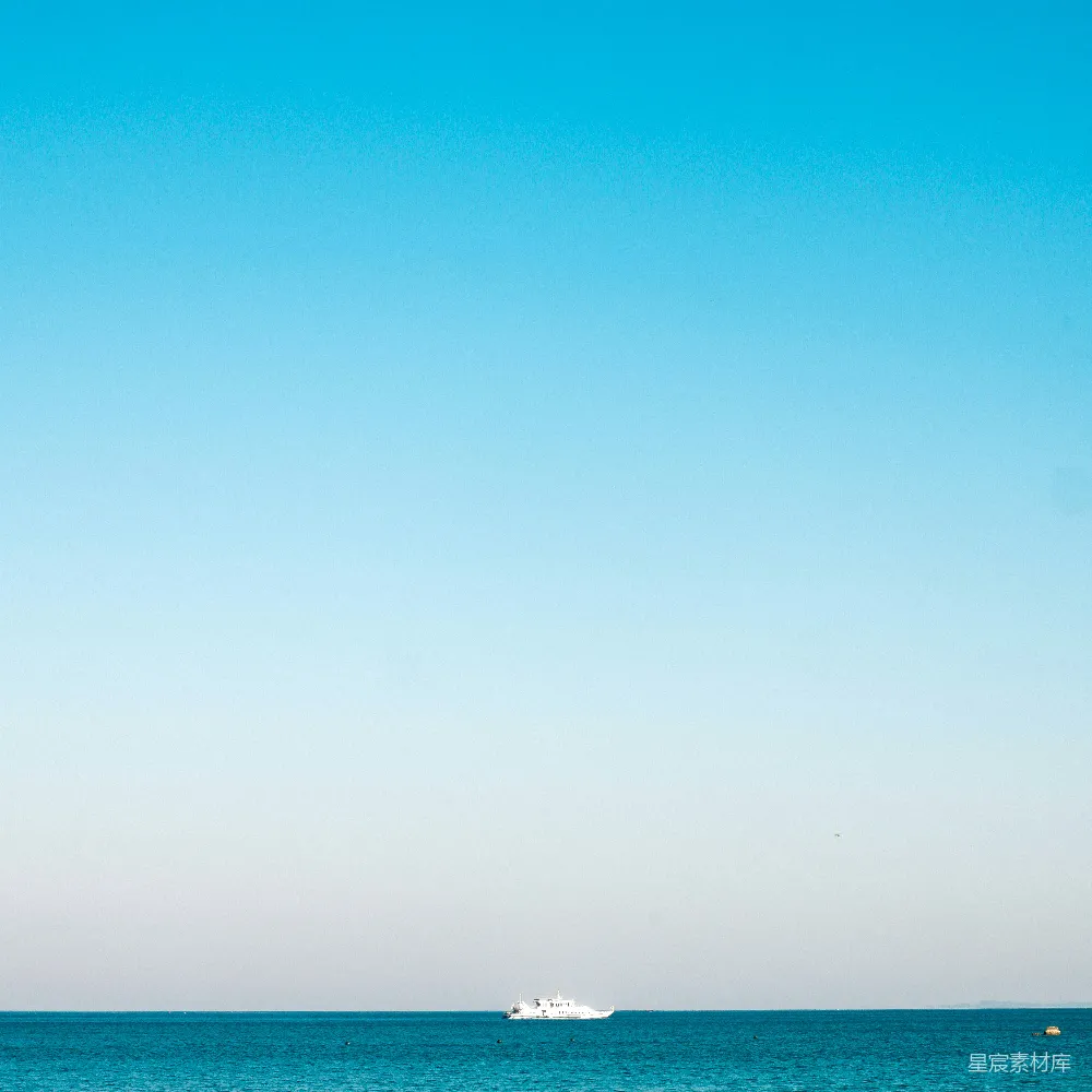 高清摄影 旅行 一艘船在晴朗的天气中在海洋上航行。