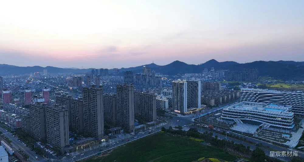 傍晚城市 skyline与远处的山峦
