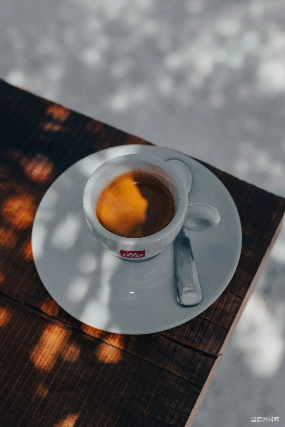 茶杯放在托盘上