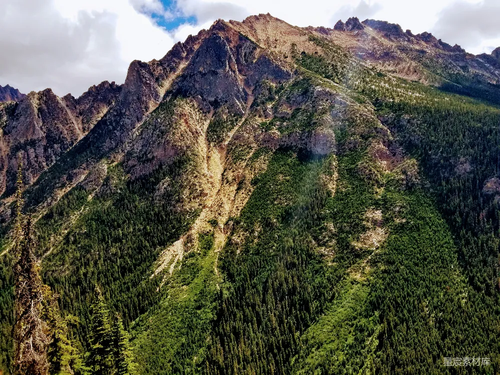 一座巨大的岩石山峦
